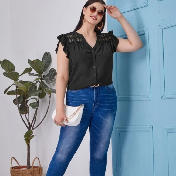 ⚡2/$20⚡1XL Plus Notched Neck Contrast Lace Button Front Blouse - SHEIN - Picture 5 of 6